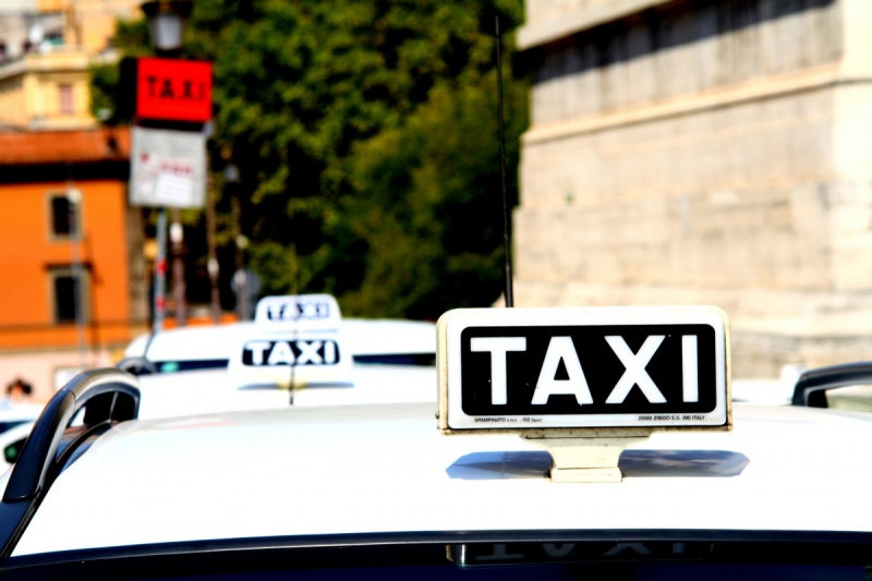 taxis-ST PAUL DE VENCE-min_taxi_auto_rome_road_white-1051610